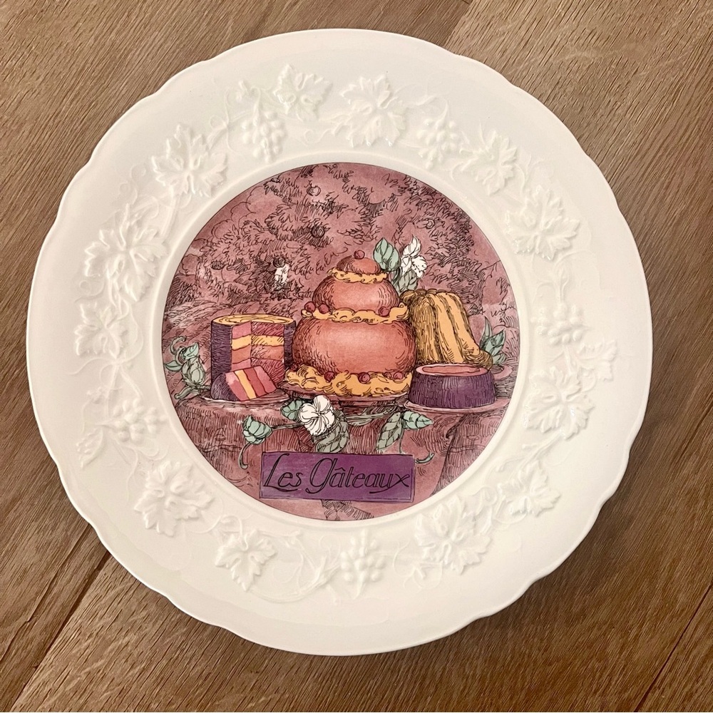 GIEN France Les Delices "Les Gateaux" Salad Plate 8.5” Embossed Grap‎ Leave